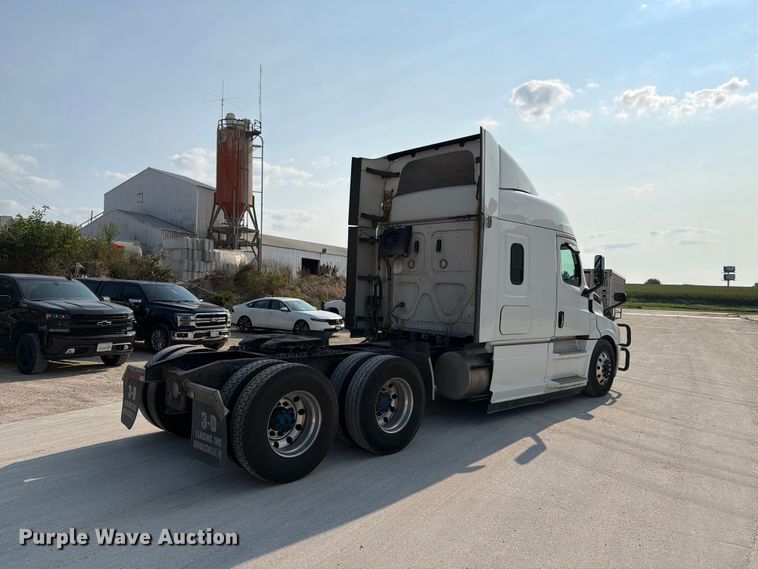 image for item FK4121 2019 Freightliner Cascadia semi truck