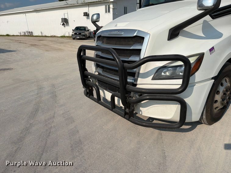 image for item FK4121 2019 Freightliner Cascadia semi truck
