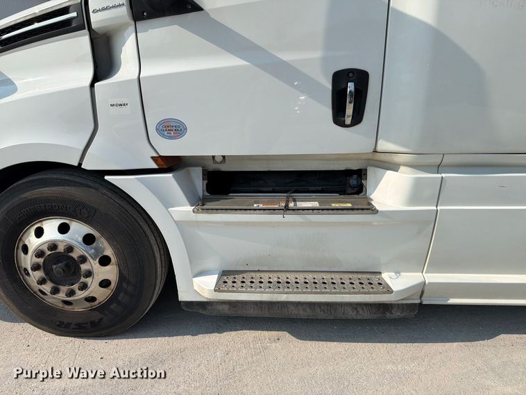 image for item FK4121 2019 Freightliner Cascadia semi truck