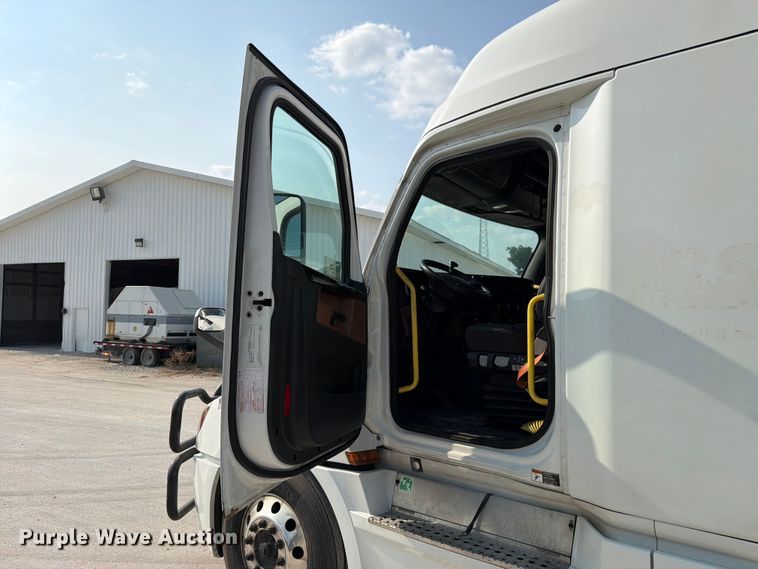 image for item FK4121 2019 Freightliner Cascadia semi truck