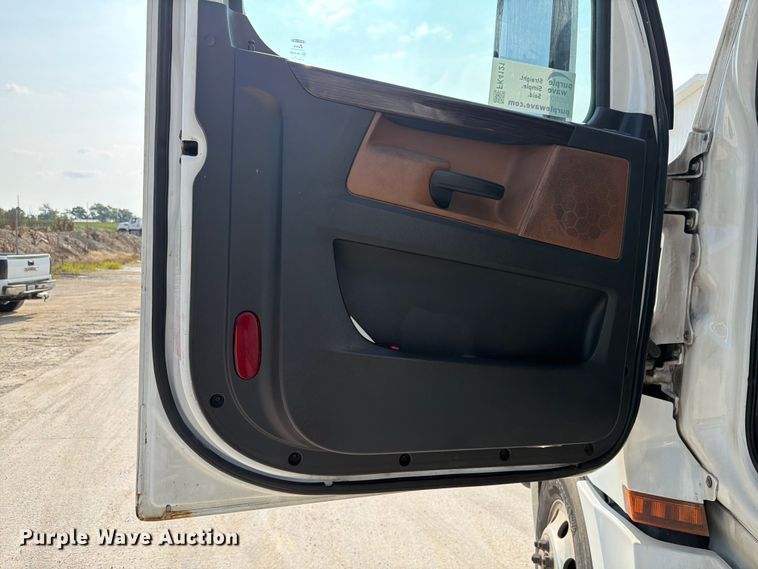 image for item FK4121 2019 Freightliner Cascadia semi truck