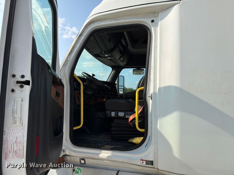 image for item FK4121 2019 Freightliner Cascadia semi truck