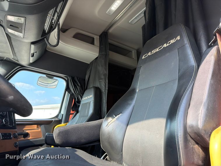 image for item FK4121 2019 Freightliner Cascadia semi truck