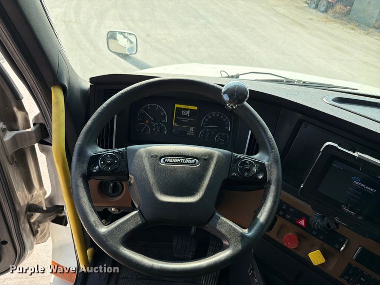 image for item FK4121 2019 Freightliner Cascadia semi truck