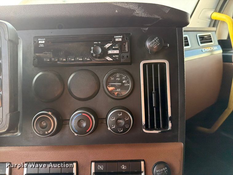 image for item FK4121 2019 Freightliner Cascadia semi truck