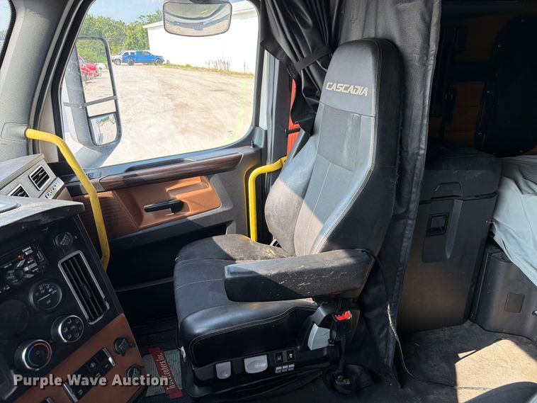 image for item FK4121 2019 Freightliner Cascadia semi truck