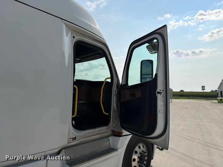 image for item FK4121 2019 Freightliner Cascadia semi truck