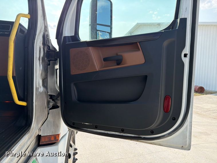 image for item FK4121 2019 Freightliner Cascadia semi truck