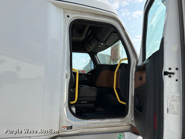 image for item FK4121 2019 Freightliner Cascadia semi truck