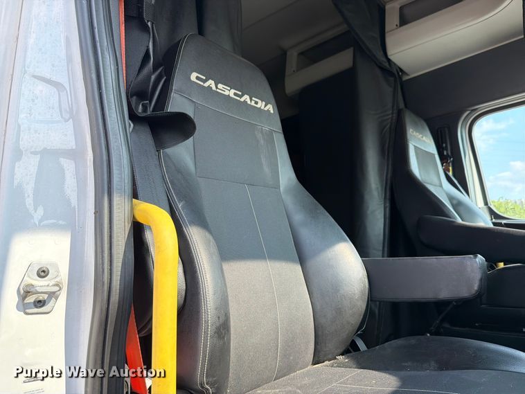 image for item FK4121 2019 Freightliner Cascadia semi truck