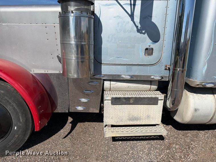 image for item FM7625 1990 Peterbilt 379 semi truck