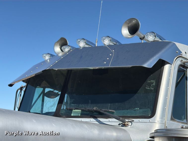 image for item FM7625 1990 Peterbilt 379 semi truck