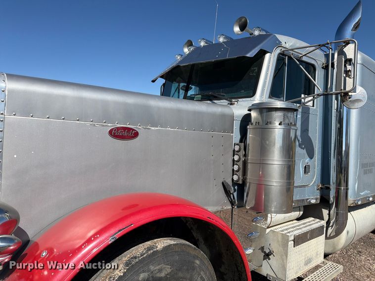 image for item FM7625 1990 Peterbilt 379 semi truck