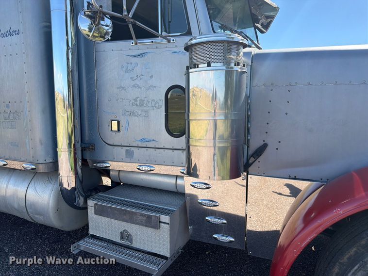 image for item FM7625 1990 Peterbilt 379 semi truck