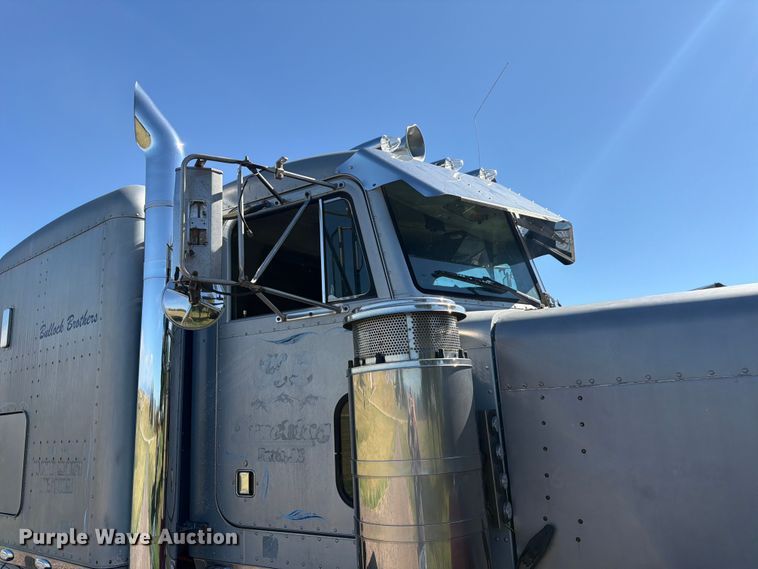 image for item FM7625 1990 Peterbilt 379 semi truck