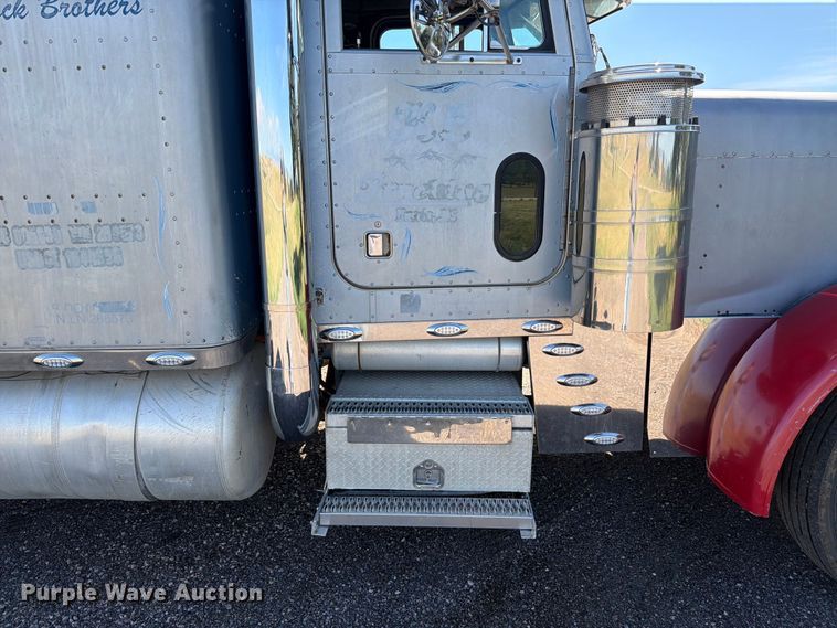 image for item FM7625 1990 Peterbilt 379 semi truck