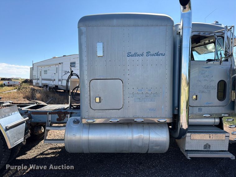 image for item FM7625 1990 Peterbilt 379 semi truck