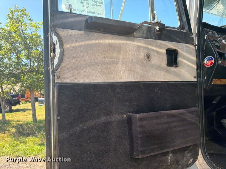 image for item FM7625 1990 Peterbilt 379 semi truck