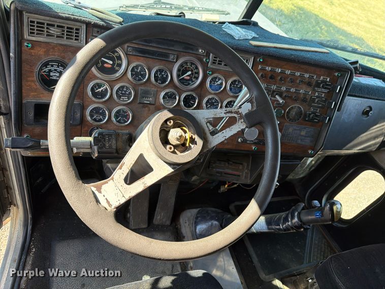 image for item FM7625 1990 Peterbilt 379 semi truck