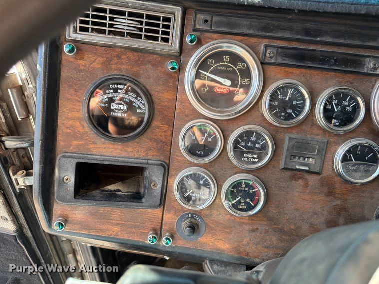 image for item FM7625 1990 Peterbilt 379 semi truck
