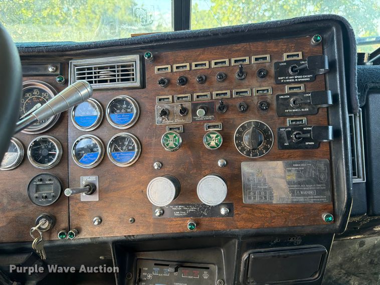 image for item FM7625 1990 Peterbilt 379 semi truck