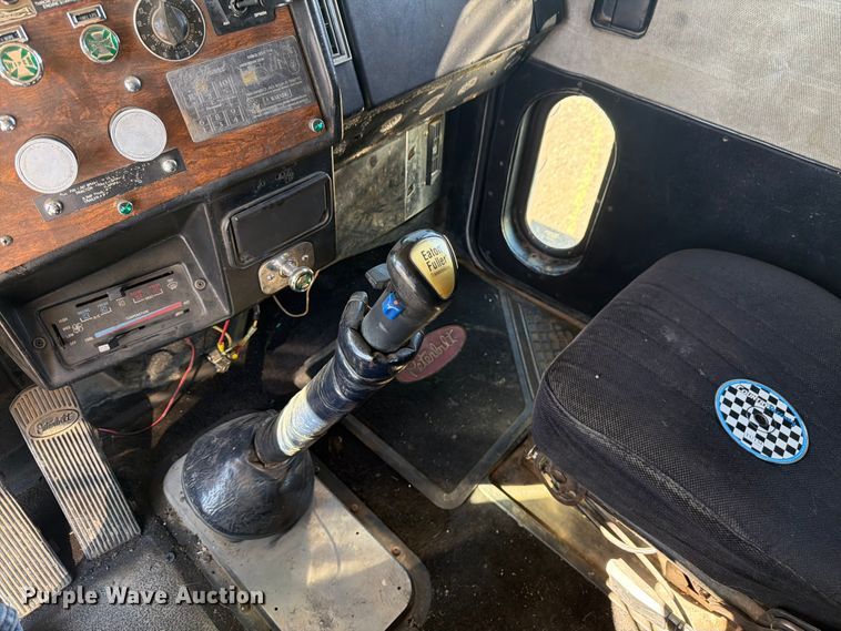 image for item FM7625 1990 Peterbilt 379 semi truck