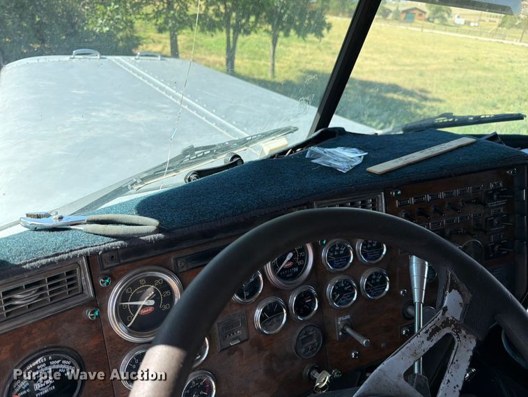 image for item FM7625 1990 Peterbilt 379 semi truck
