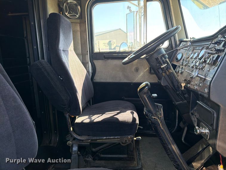 image for item FM7625 1990 Peterbilt 379 semi truck
