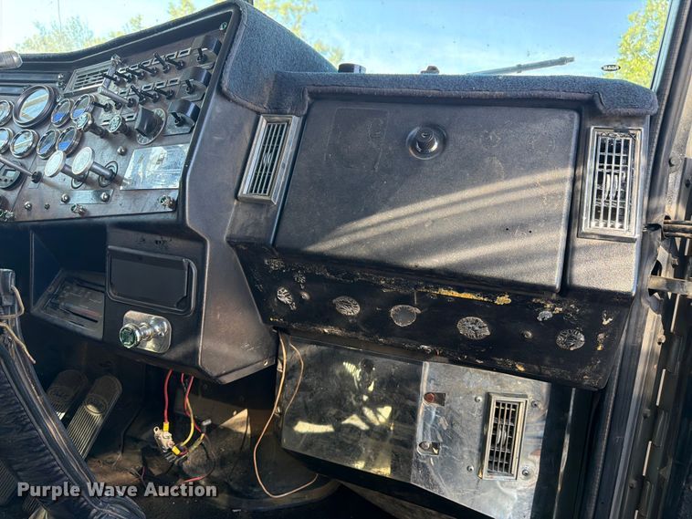 image for item FM7625 1990 Peterbilt 379 semi truck