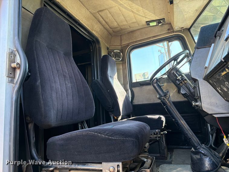 image for item FM7625 1990 Peterbilt 379 semi truck