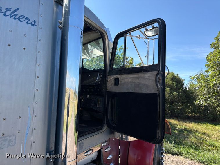 image for item FM7625 1990 Peterbilt 379 semi truck
