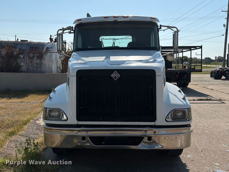 image for item FN2556 2005 International 9200i semi truck