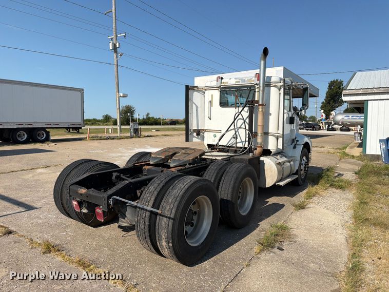 image for item FN2556 2005 International 9200i semi truck