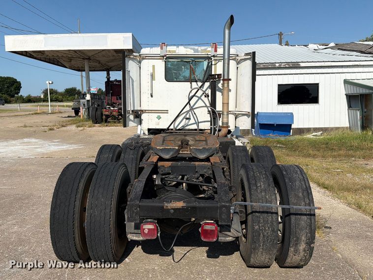 image for item FN2556 2005 International 9200i semi truck