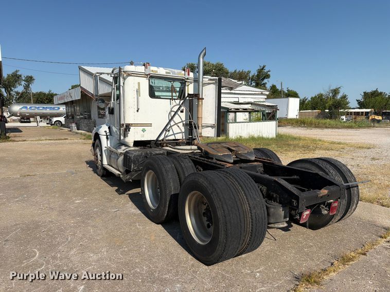 image for item FN2556 2005 International 9200i semi truck
