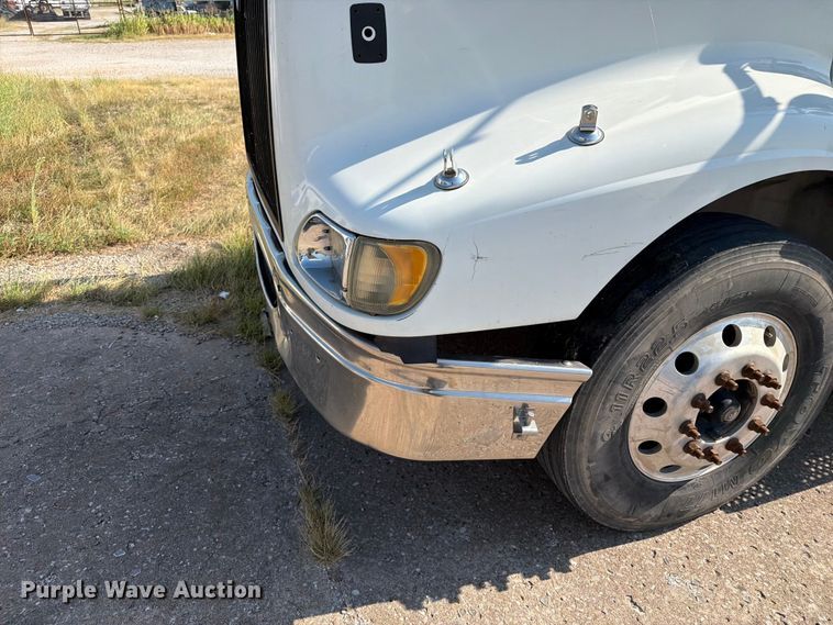 image for item FN2556 2005 International 9200i semi truck