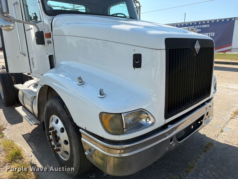 image for item FN2556 2005 International 9200i semi truck
