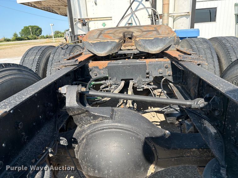 image for item FN2556 2005 International 9200i semi truck