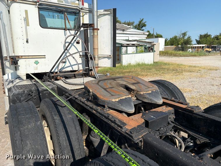 image for item FN2556 2005 International 9200i semi truck
