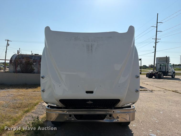 image for item FN2556 2005 International 9200i semi truck
