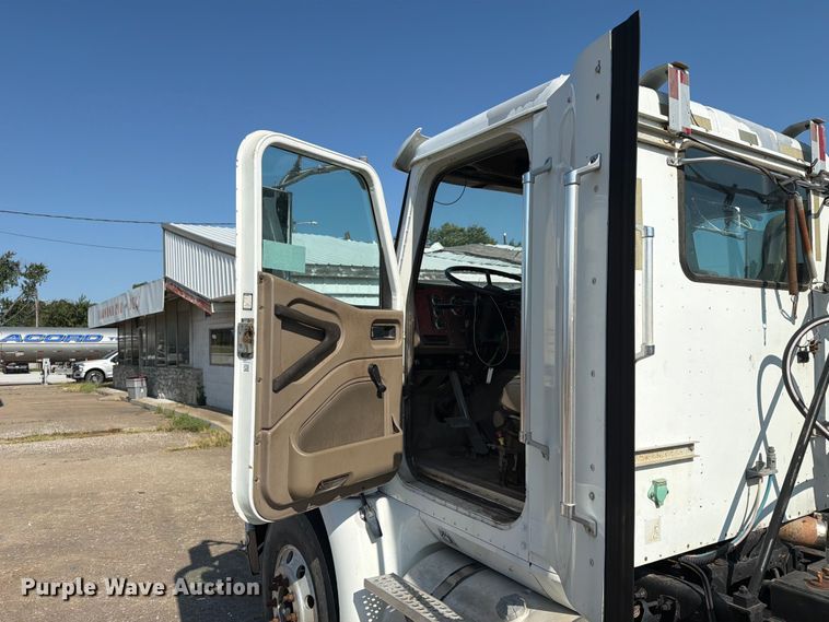 image for item FN2556 2005 International 9200i semi truck