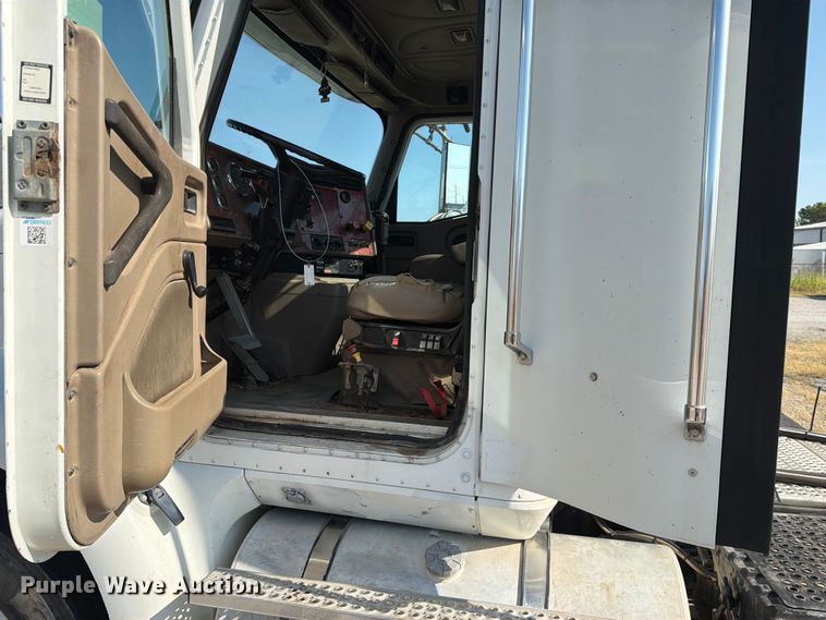image for item FN2556 2005 International 9200i semi truck