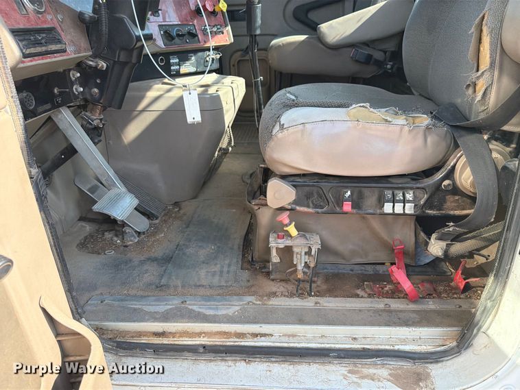 image for item FN2556 2005 International 9200i semi truck