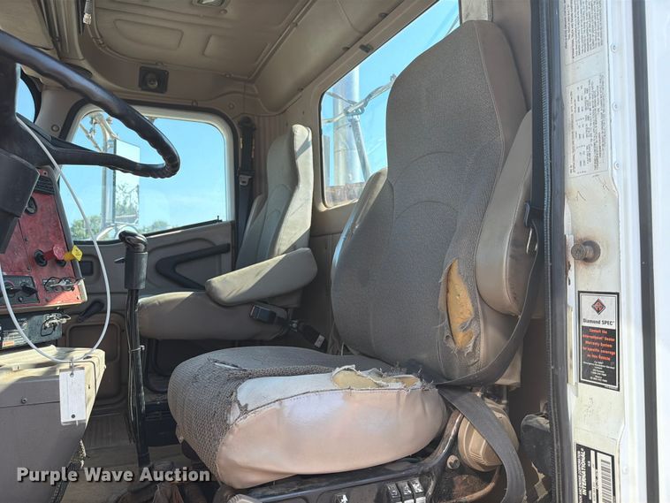image for item FN2556 2005 International 9200i semi truck