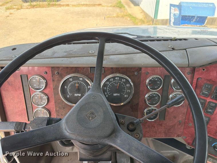 image for item FN2556 2005 International 9200i semi truck