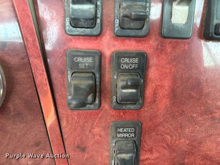 image for item FN2556 2005 International 9200i semi truck