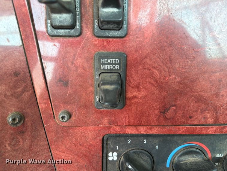 image for item FN2556 2005 International 9200i semi truck