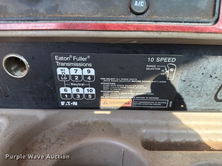 image for item FN2556 2005 International 9200i semi truck