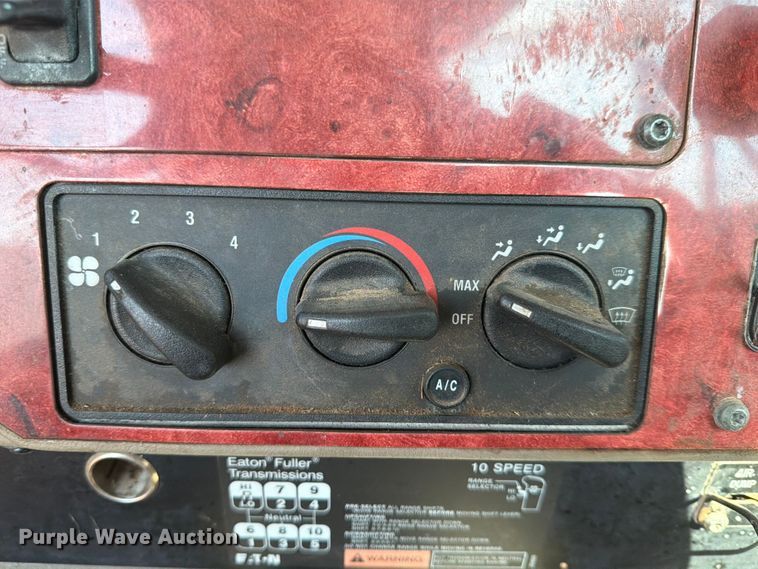 image for item FN2556 2005 International 9200i semi truck