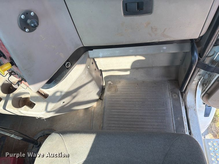 image for item FN2556 2005 International 9200i semi truck